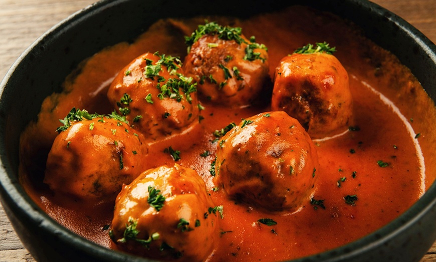 Image 1: Ervaar authentieke smaken in een sfeervolle Spaanse tapasbar