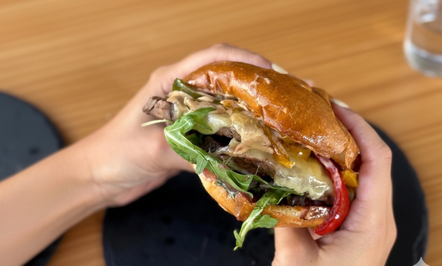 Image 3: Menú de smash burger con entrante, patatas y bebidas para 2 o 4