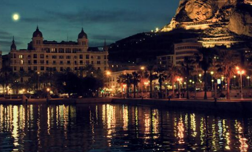 Image 3: Tour marítimo nocturno con vistas a Alicante con Sea & Sail