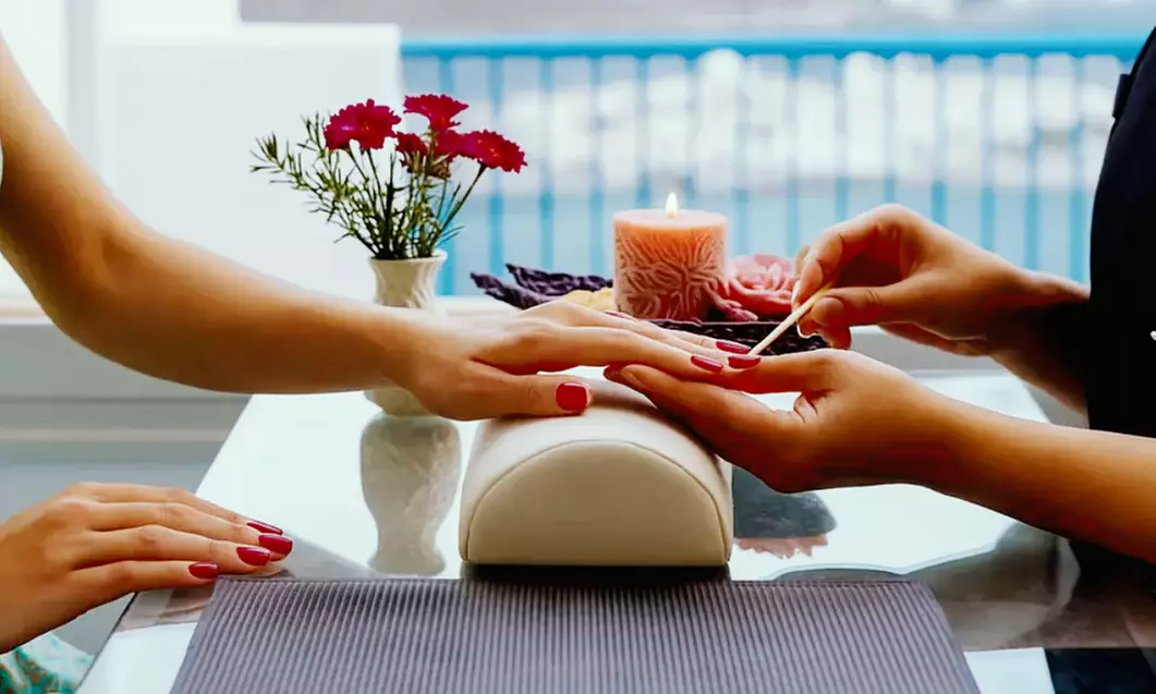 Pose de vernis semi-permanent mains et pieds en option à Paris