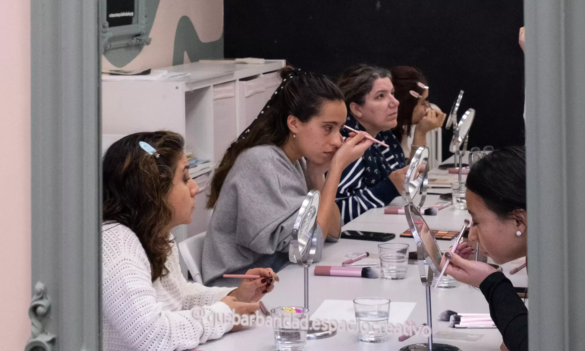 Taller para 1 o 2: pintura de cuadro o tote bag, o clase de maquillaje