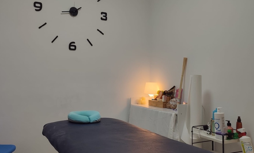 Image 2: 1 o 3 sesiones de masaje con técnica a elegir y opción a reflexología