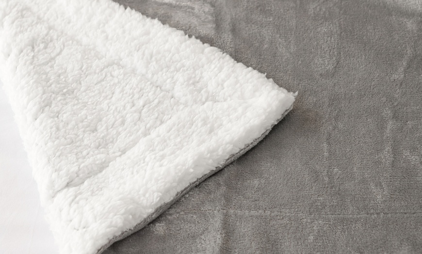 Image 7: Manta polar de doble cara de felpa y sherpa suave