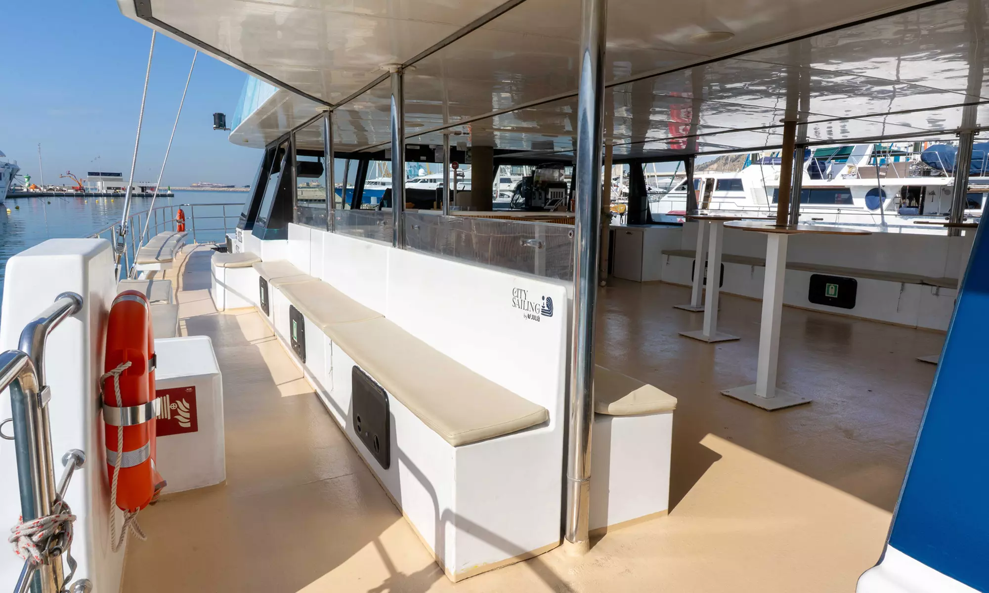 Paseo de 1 hora en catamarán a vela por la costa de Barcelona