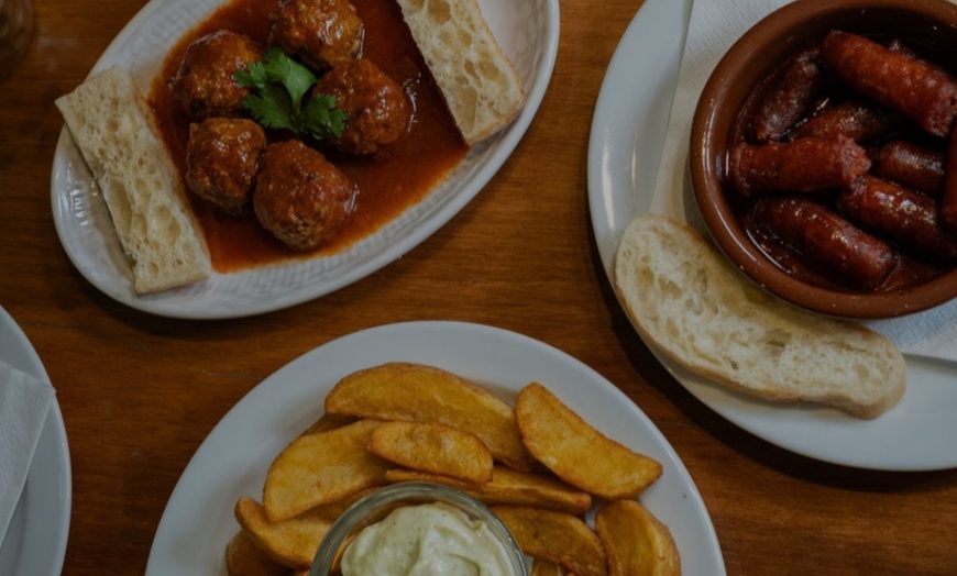 Image 1: ¡Hora de tapear! Menú de tapas para 2 o 4 personas con bebida y postre