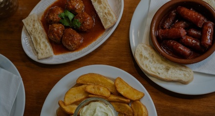 Para 2 personas: menú con 6 tapas, 2 bebidas y 2 postres - Arrels Tapas