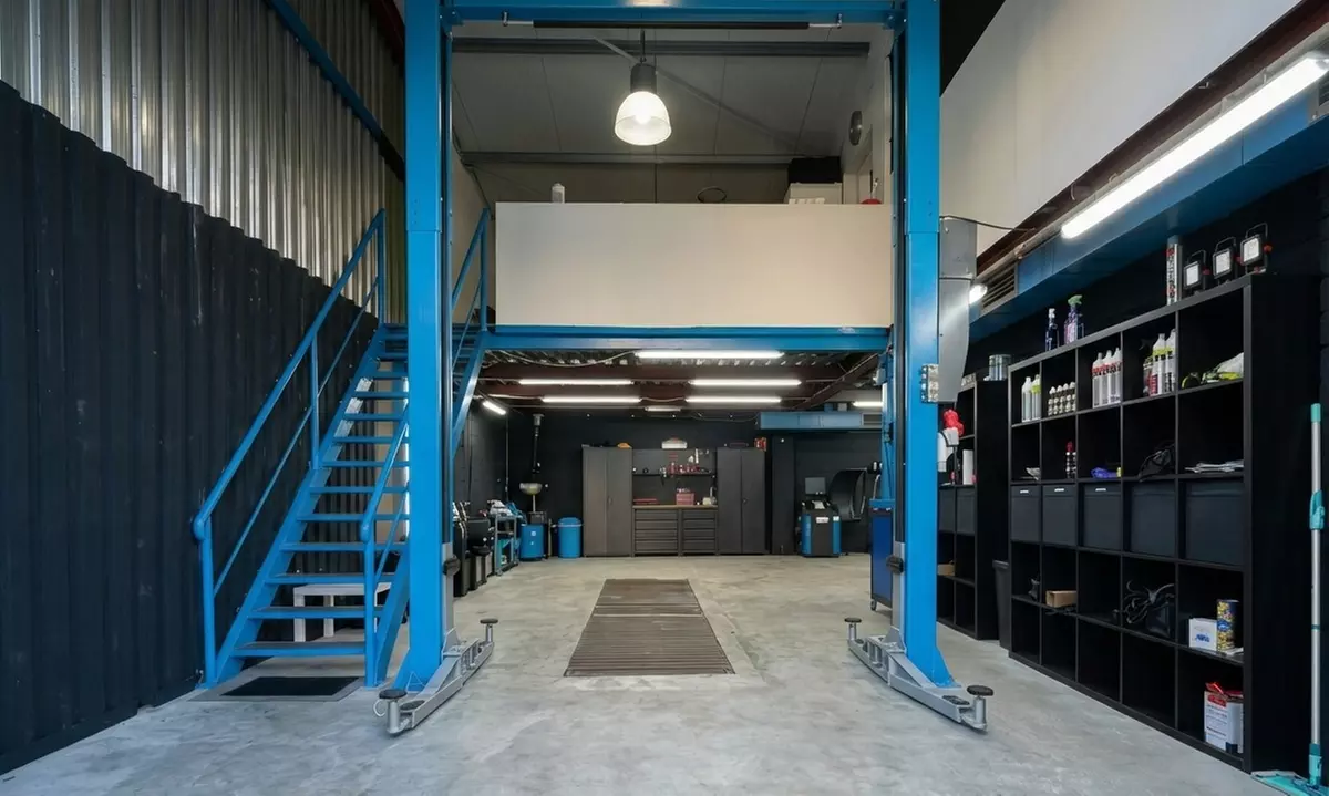 Innen- & Außenreinigung + desinfizierendem Heißdampf für den Innenraum