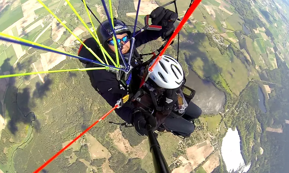 Lot paralotnią z akrobatyką