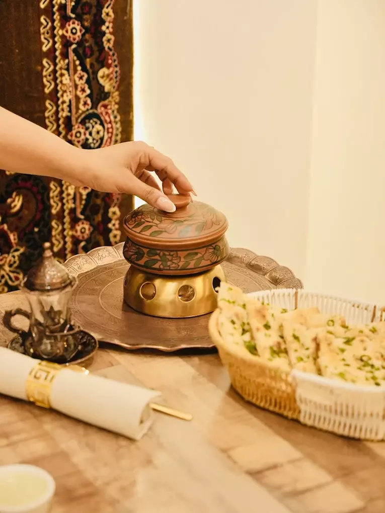 Enjoy Full Meal with Starter, Main, Extras, Dessert & Drinks at OUD