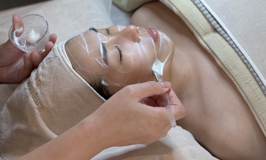Image 3: Relax with a Deep Cleansing Facial Experience! 