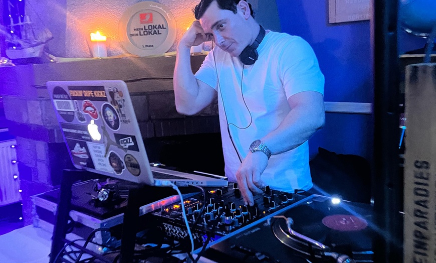 Image 10: 3 Std. Buffet inkl. Getränkeflat & DJ ROBSN Live für 1 bis 4 Personen