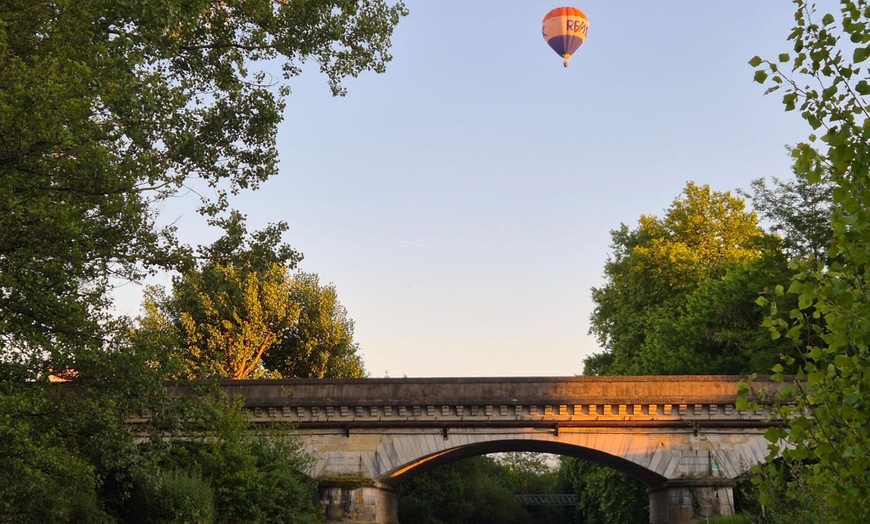 Image 2: Vol en montgolfière : voyage poétique au-dessus du Sud-Ouest
