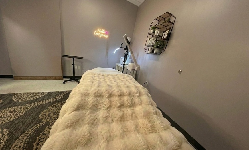 Image 2: 60-Minutes Lymphatic Drainage Massage with Aromatherapy Sauna & Drink