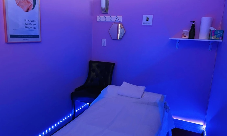 Image 3: 60- or 90-Minute Swedish or Deep Tissue Couples Massage