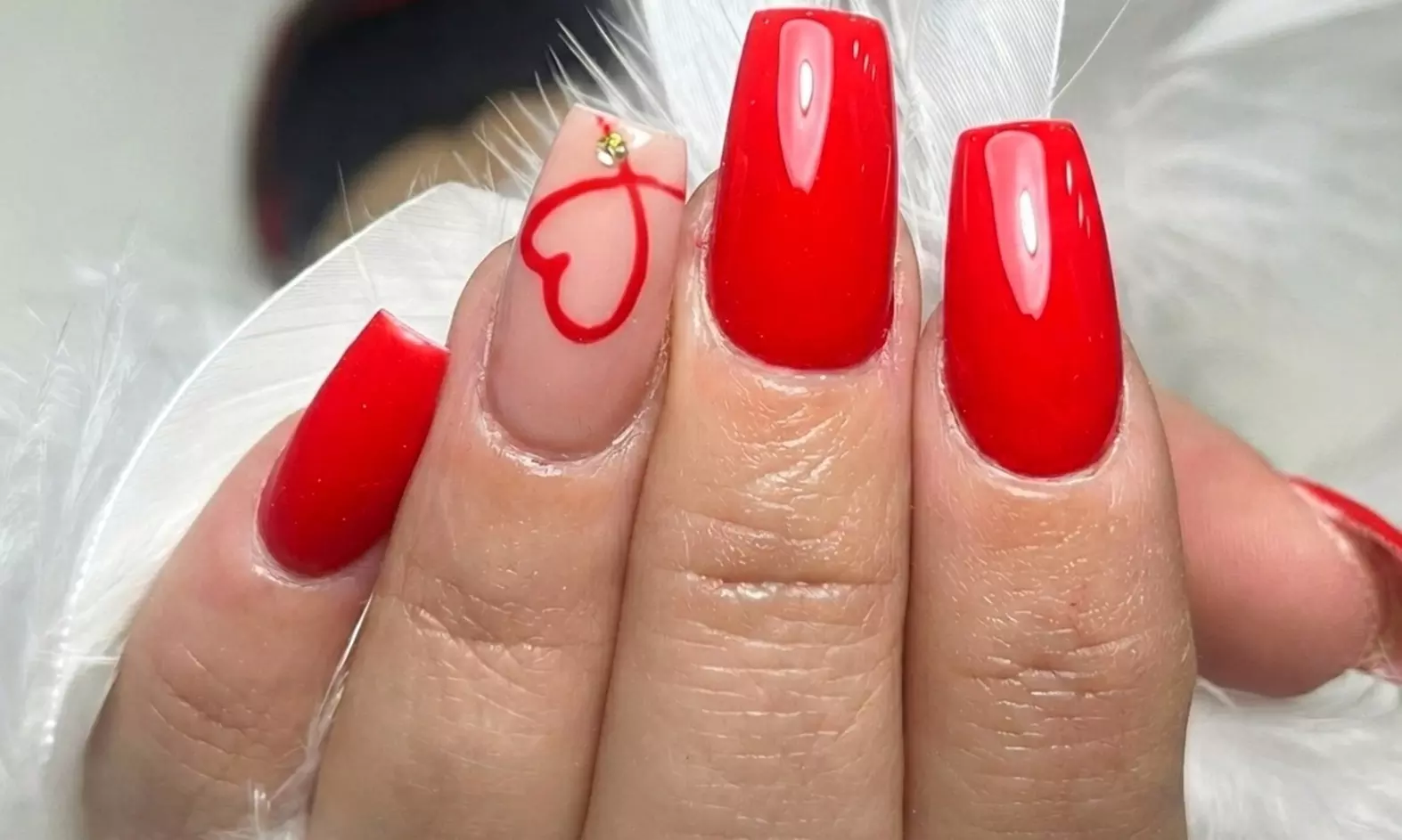 Manicura y pedicura normal o semipermanente en sesión o pack