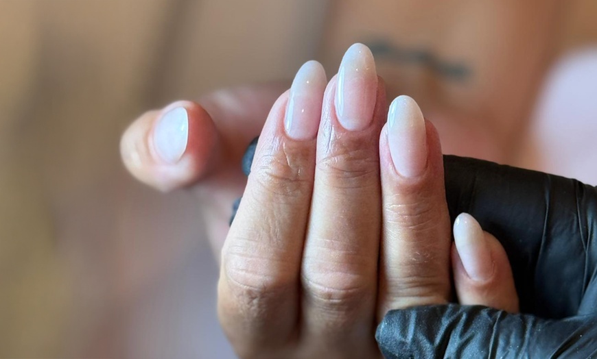 Image 5: Manicura y/o pedicura normal o semipermanente y primera puesta de uñas