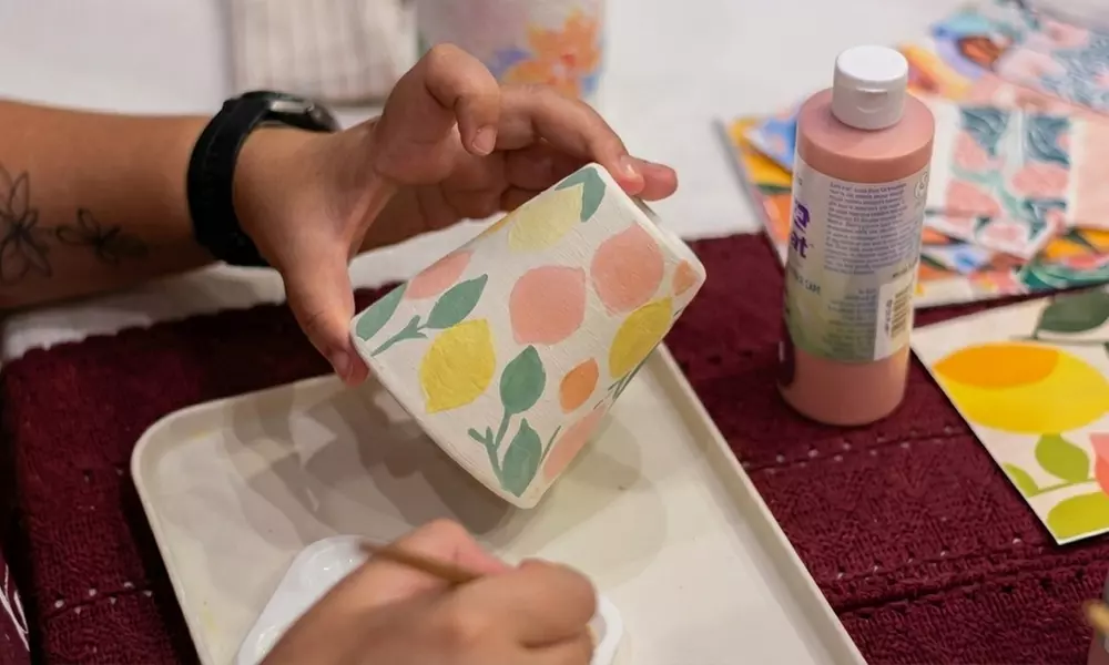 Taller de pintura en cerámica durante 2 horas con bebida