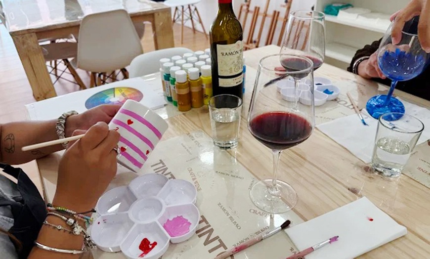 Image 3: Taller de lienzo libre con bebidas y picoteo para 1, 2 o 4 personas