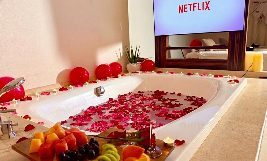 Image 7: 60-Min Couple Aromatherapy Or 90-Min Couple Viral Flower Bath Package