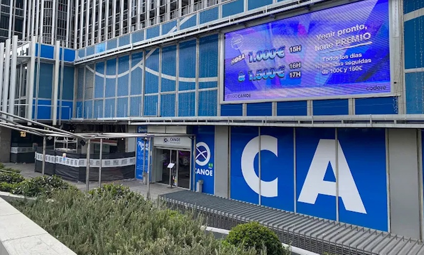 Image 14: Comilona y diversión: menú con copas, crédito de juego y parking