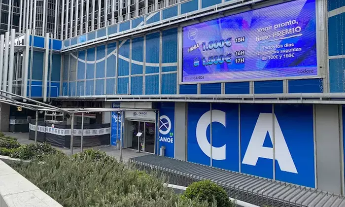 Comilona y diversión: menú con copas, crédito de juego y parking