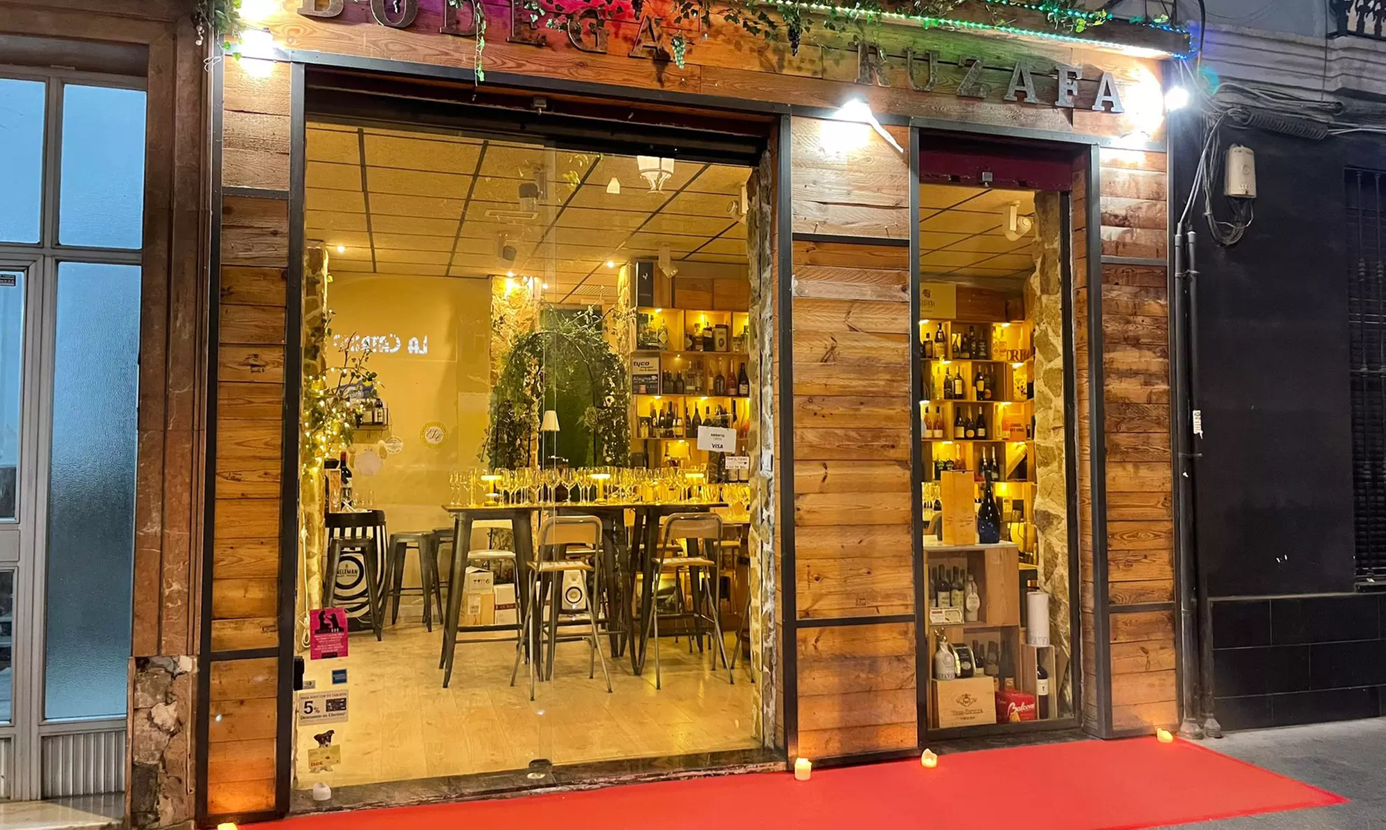 Cata de vinos para 2 o 4 personas con tablas de queso, jamón y hummus