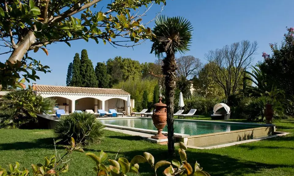 Arles : 1 ou 2 nuits avec pdj, option dîner et ½ bouteille de champagne au Mas Saint Florent 4* pour 2 personnes - Primary Image