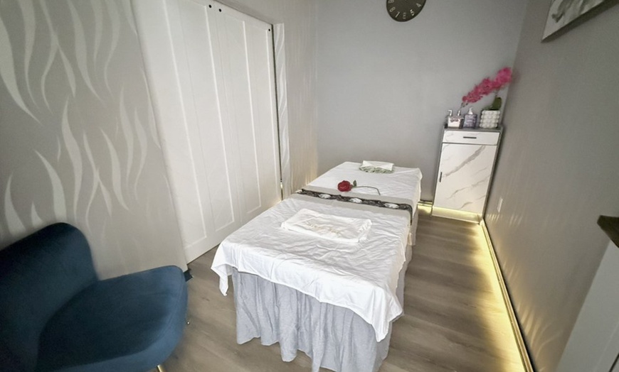 Image 4: VIP Head Spa for One or Couples with Massage on Head, Neck & Shoulders