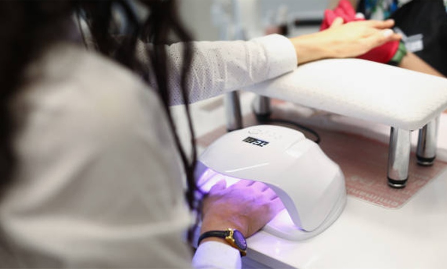 Image 18: 1 sesión de manicura, pedicura o ambas o uñas de gel a elegir