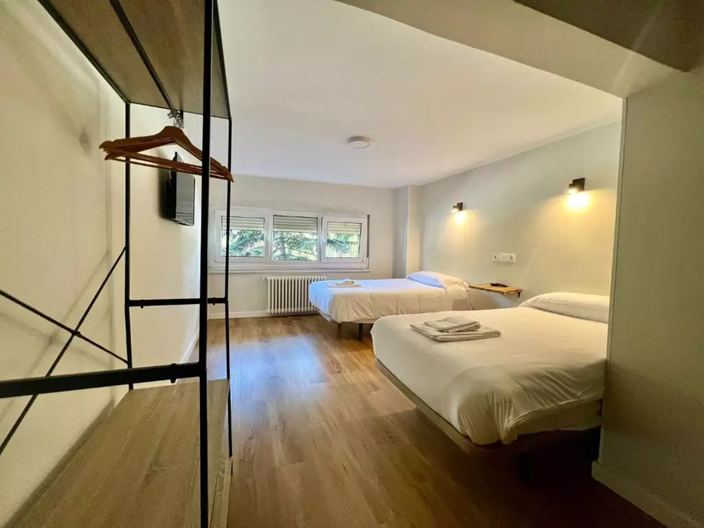 Salamanca: habitación doble estándar para 2 personas en el Hostal Mindanao, a 5 minutos a pie de la Plaza Mayor - Second Medium