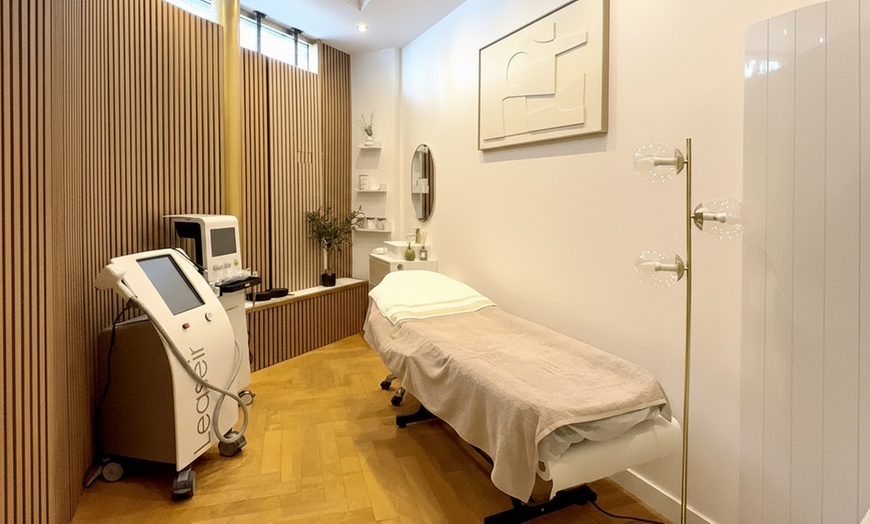 Image 2: Soin visage luminothérapie LED et / ou massage au choix à Paris
