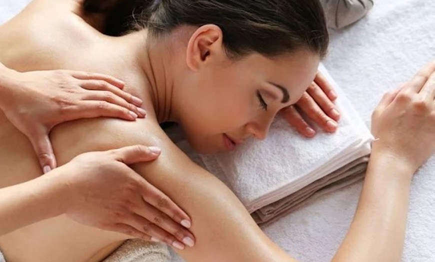 Image 10: Hasta 5 sesiones de 1 hora de masaje a elegir para 1 persona