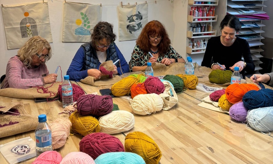 Image 6: Taller para crear tu bolso personalizado con barra libre de vino