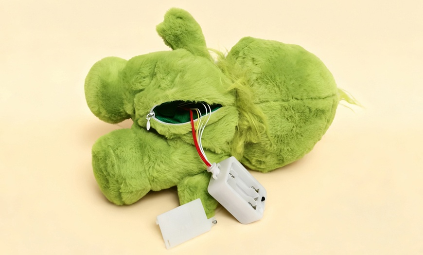 Image 3: Peluche ispirato al Grinch con respirazione simulata