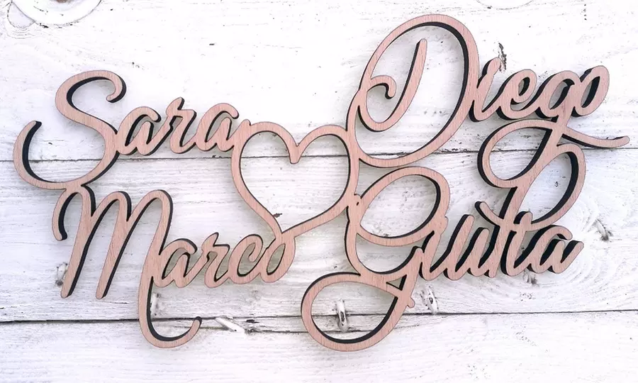 Personalisierbarer Schriftzug aus Holz mit 3 oder 4 Namen und Herz
