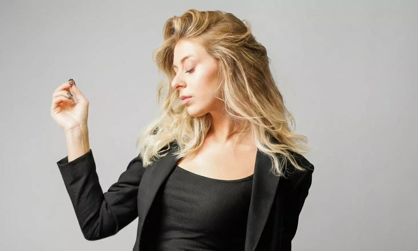 Capture Your Best Look with a 15-Minute Studio Photo Shoot