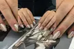 Manicura y/o pedicura con opción a puesta de uñas con gel o acrílico y diseño básico - Image 7