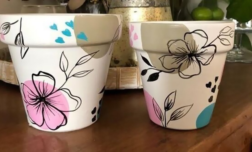 Image 23: Taller de pintura en cerámica o velas con barra de libre de vino