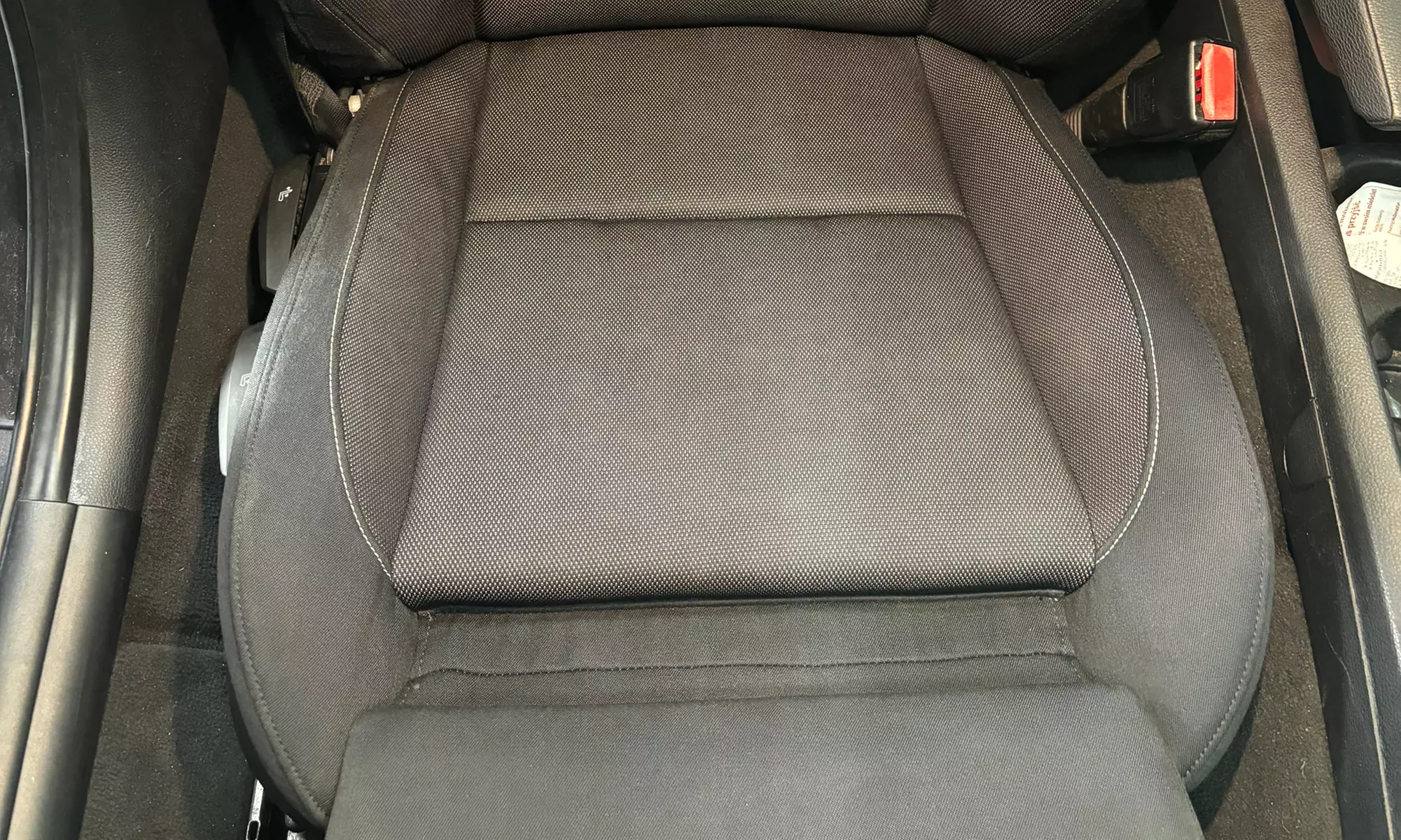 Standardowe i kompleksowe pranie tapicerki auta