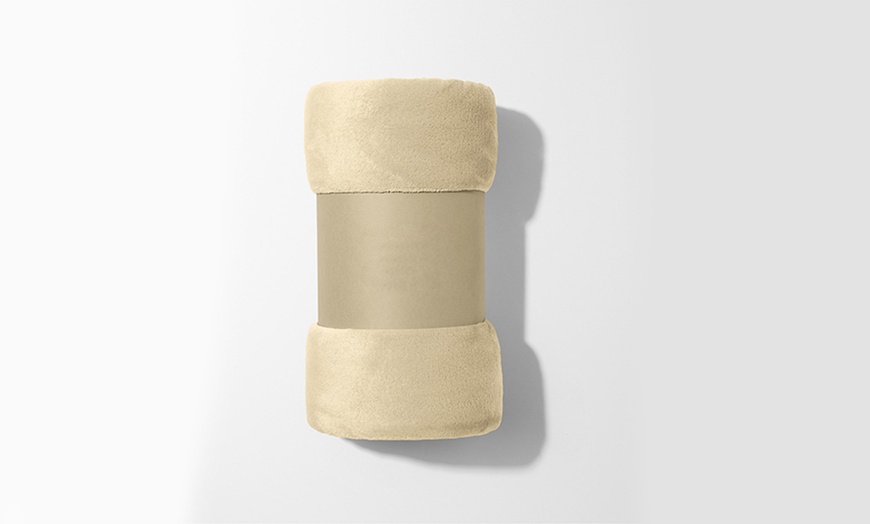 Image 3: Cálida manta de invierno con textura suave