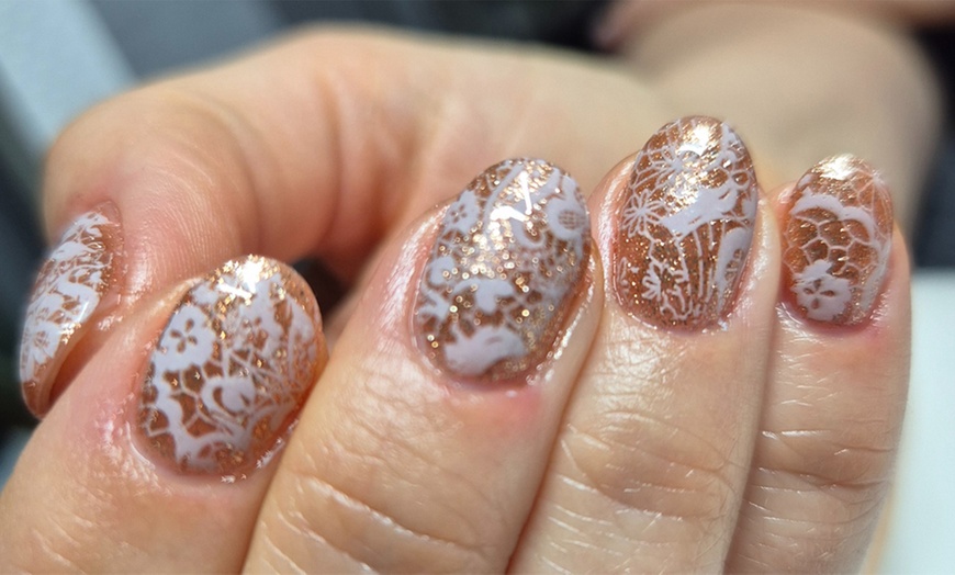 Image 4: Beauté des mains et/ou des pieds ou pose de gel avec extension ongles