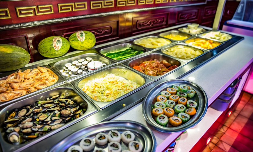 Image 2: Buffet libre asiático para 2 o 4 personas con más de 60 platos