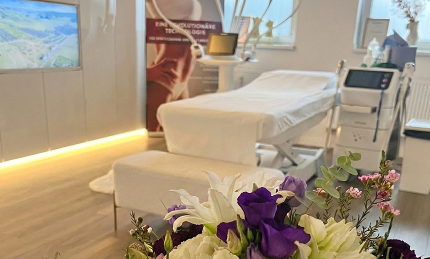 Image 12: 1-3x klassische Gesichtsbehandlung oder Microneedling für 1 Person