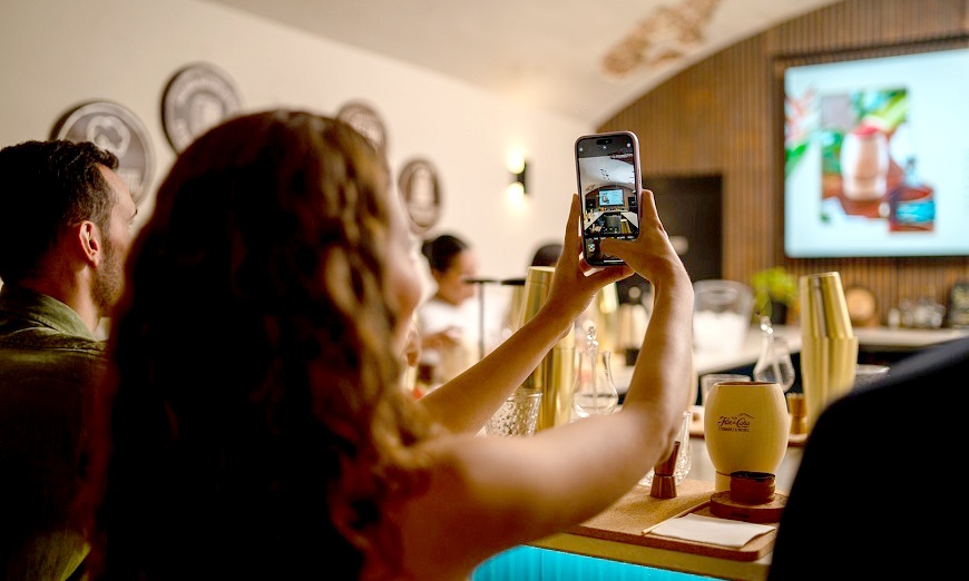 Image 5: Masterclass o tour con cata de ron y taller de elaboración de cóctel