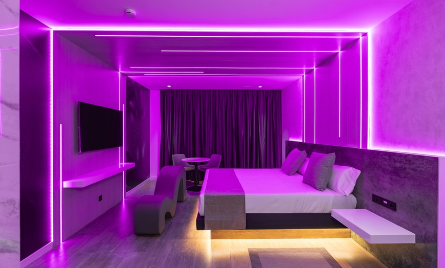 Image 1: Valencia: suite con botella Vino blanco y decoración de pétalos