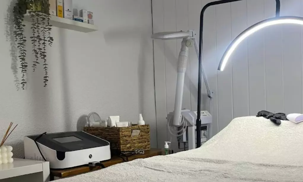 Bye celulitis: 4 u 8 sesiones de presoterapia con electrodos y masaje drenante de piernas, ahorra hasta un 89% - Primary Image