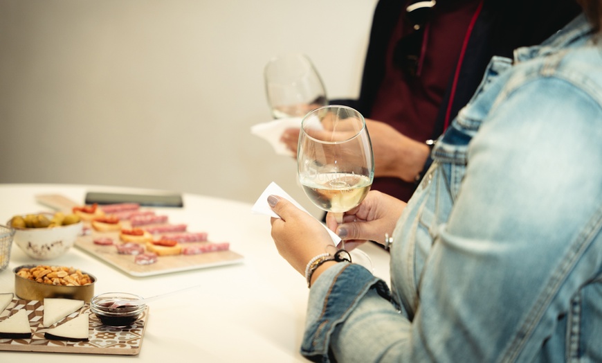 Image 1: Experiencia de cata de vinos a elegir para 2 con picoteo y botella