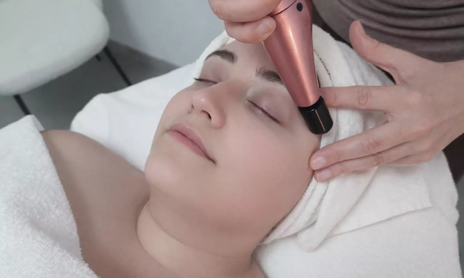 Higiene facial con microdermoabrasión y Kobido o lifting facial
