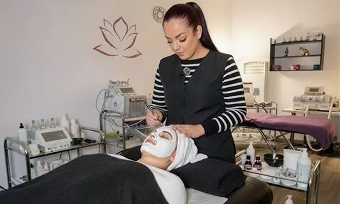 Renueva tu piel: higiene facial con opción a tratamientos adicionales a elegir para 1 persona (hasta 71% menos) - Primary Image