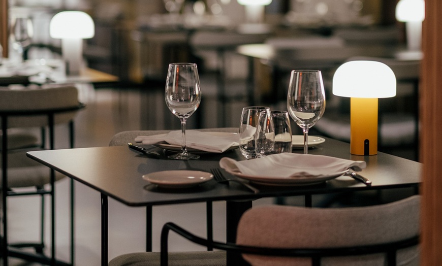 Image 10: Menú de cena gourmet con 4 pases y vino para 2 o 4 al lado de la playa